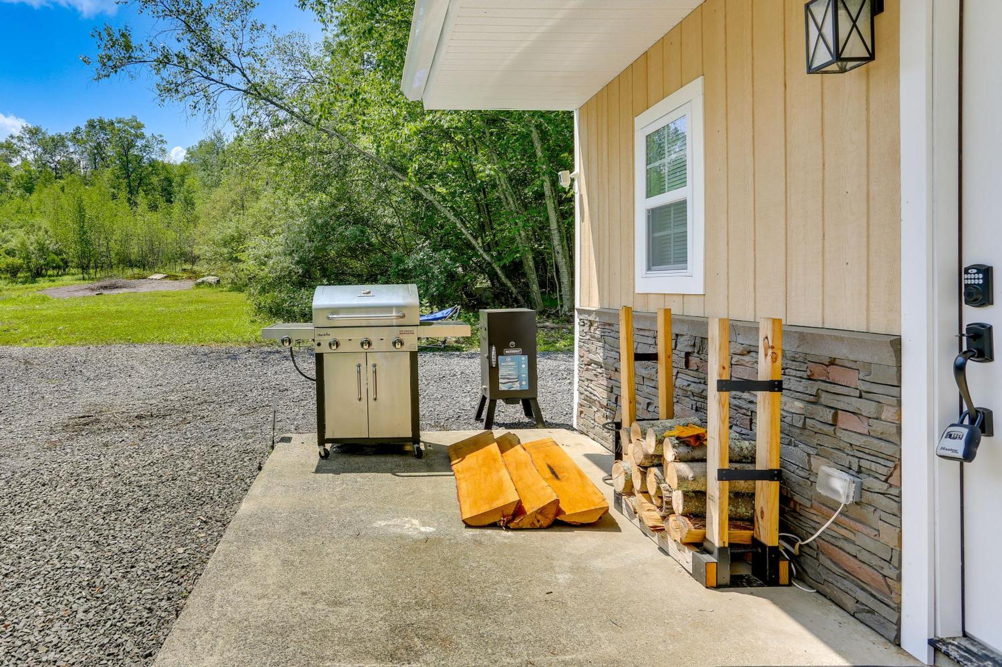 Secluded Poconos Cabin With Fire Pit On 75 Acres! East Stroudsburg Exteriör bild
