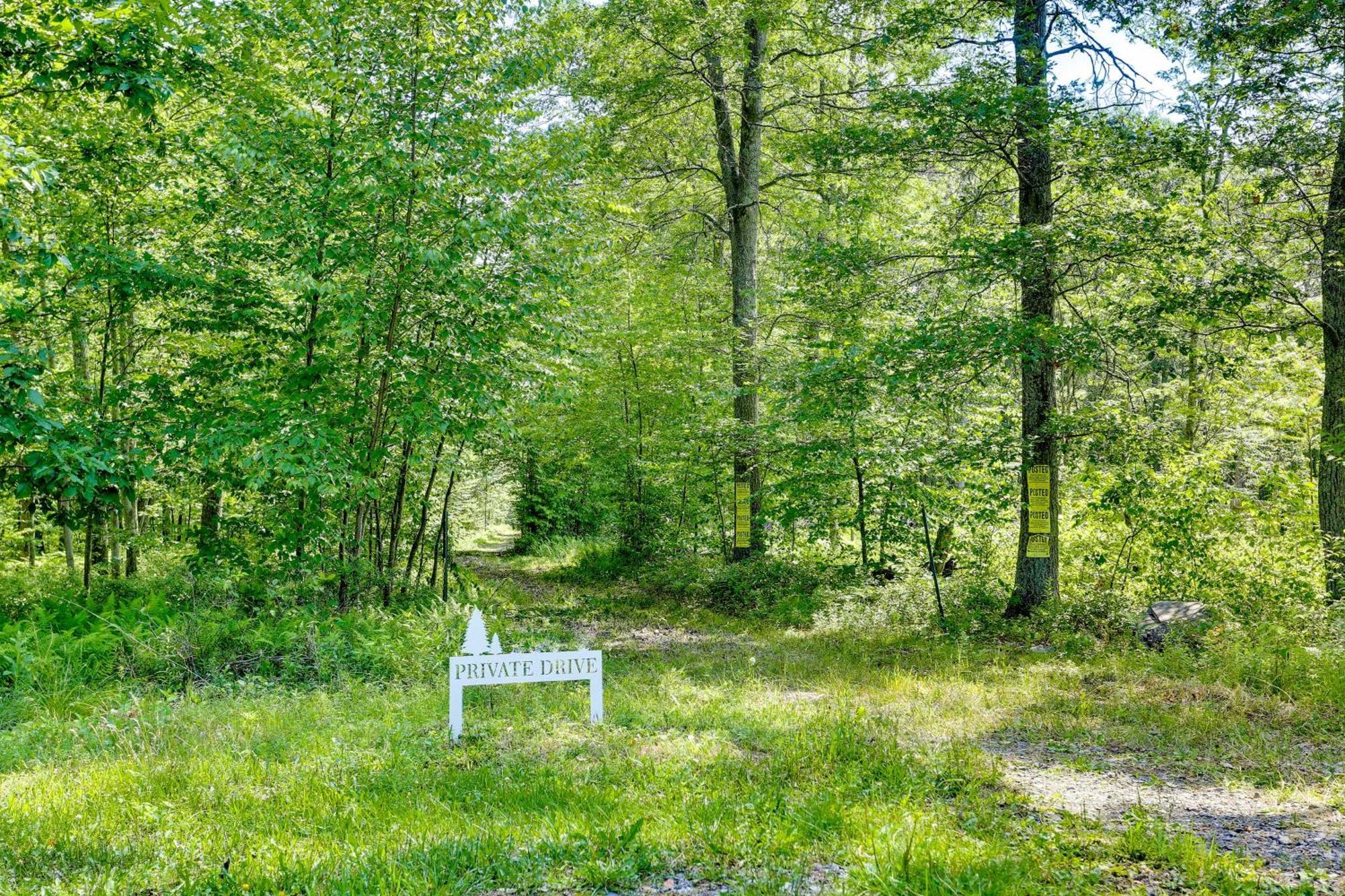 Secluded Poconos Cabin With Fire Pit On 75 Acres! East Stroudsburg Exteriör bild